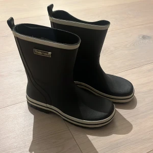 Svarta gummistövlar, barn - Svarta gummistövlar barnstorlek.  Knappt använda. 