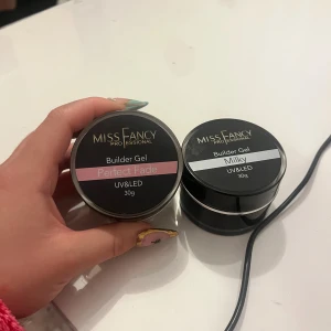 Miss Fancy Builder Gel  - Två burkar builder gel från Miss Fancy. Har ingen nöd av de längre. Nytt pris per burk 329kr