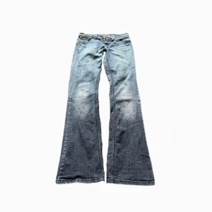 Jeans - Snygga jeans med coola detaljer<3 midjemått = 38cm innerbenslängd= 82cm 🪽 Färgen på jeansen kan se lite konstig ut på bild! 