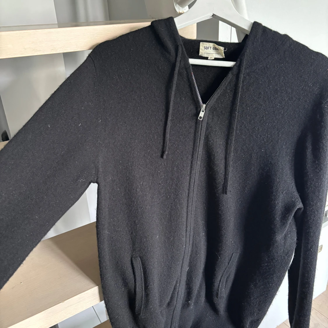 Svart hoodie i kashmir från Soft Goat