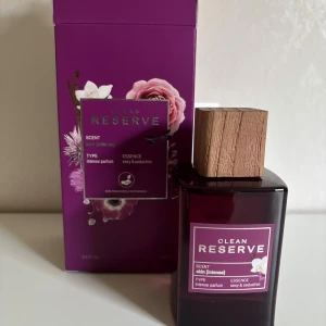 Clean Reserve Skin Intense Parfym limited edition 100ml - Intense parfym med en sexy & seductive vibe. Volym: 100 ml. Tillverkad i USA. För dig som vill sticka ut med en modern och hållbar doft.