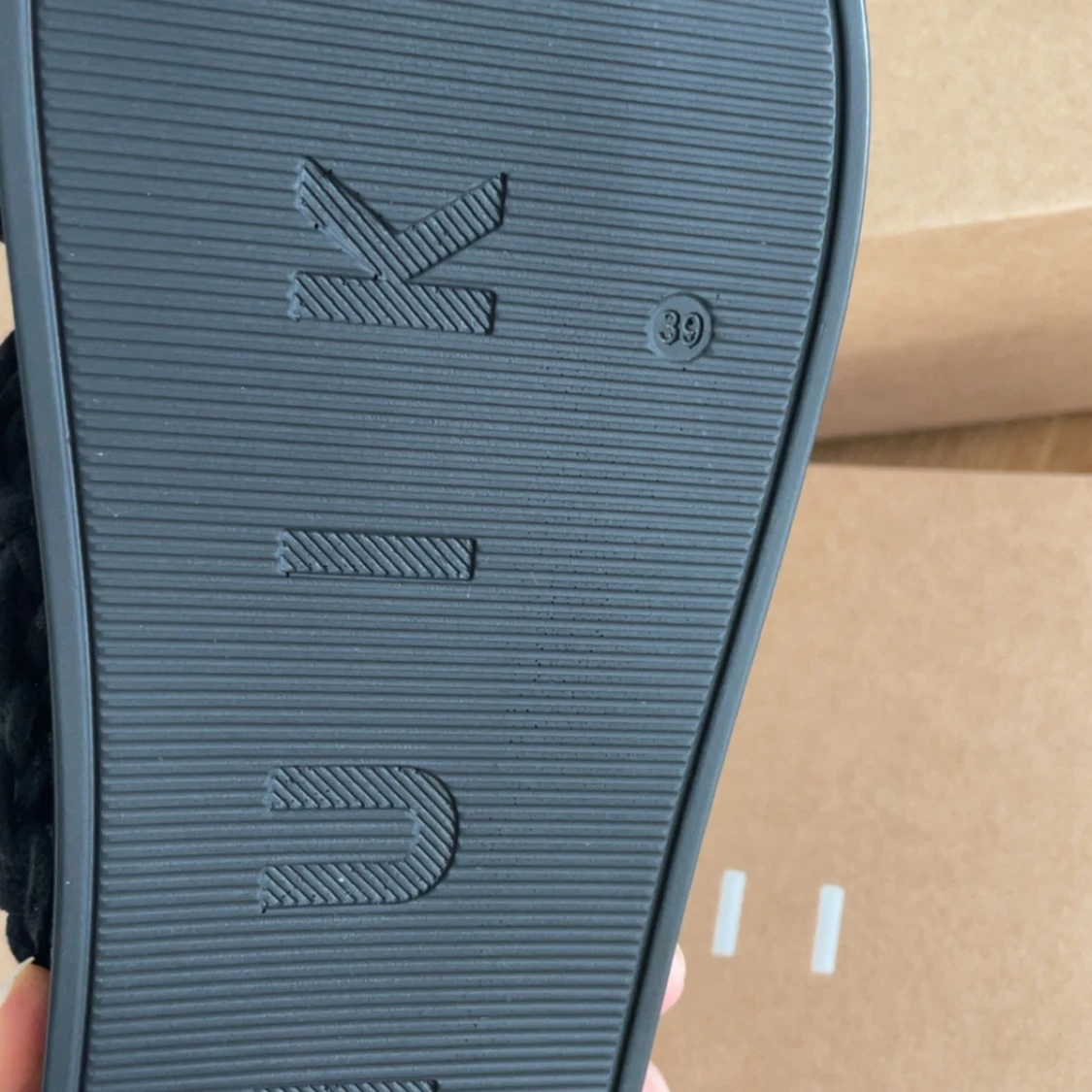 Inuikii tofflor i storlek 39 - 2