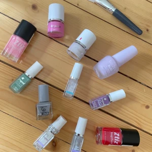 Nagellack+ ansiktsmaskpensel - Säljer nagellack och en ansiktsmaskspensel. Nagellacken är mer än hälften kvar i förutom en som är lite mindre än hälften. En är oöppnad.   5kr/st annars 25 för alla. Ansiktsmaskpenseln 7 kr