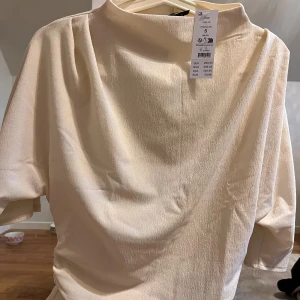 Blus från Gina Tricot - Otroligt fin tröja från Gina med prislappen kvar.  Tidigare pris: 300kr  Storlek: S Pris kan diskuteras vid snabb affärr💞