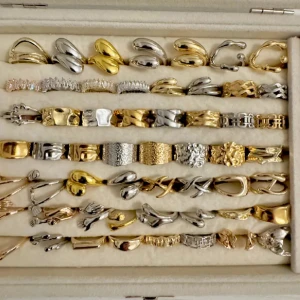 Alla som köper minst 2 ringar får en slumpmässig vald ring på köpet. - ‼️‼️‼️Begränsat antal Fri Frakt ‼️‼️‼️Ringarna är guld/silver pläterade och är justerbara vilket innebär att de passar alla! Skötselråd medföljer! Skriv för specifika bilder och pris då vissa är billigare än andra! Kontakta vid intresse av köp! 💓