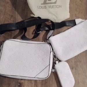 Helt ny vit väska - Priset kan diskuteras.