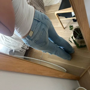 Slitsade ljusblå jeans - Sjukt snygga jeans me flera slitningar, asså verkligen älskar dom trots att den är sliten. Är 165cm ❣️
