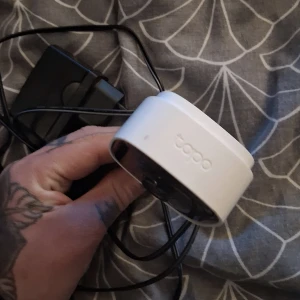 TP-Link Tapo C100 - TP-Link Tapo C100 är en kompakt och smidig övervakningskamera med HD-upplösning. Perfekt för hemövervakning, med rörelsedetektering och nattseende. Kameran är i gott skick och levereras med strömadapter och kabel. Säljer en inomhus övervakningskamera helt ny.  TP-Link Tapo C100 IP-säkerhetskamera inomhus 1920 x 1080 pixlar . Pris 200kr och finns i växjö eller kan skicka den med posten. Kontakta mig om ni är seriöst intresserade.