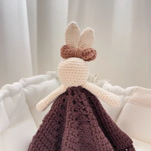 Handgjord Virkad Snuttefilt – Brun Kanin, 100% bomull - Enfärgad snuttefilt i varma neutrala toner, virkad i 100% bomullsgarns 🤎☁️ Mjuk och redo för höstmyset 🍂  Fraktar oftast samma dag eller dagen därpå ✨📦 Kolla gärna in min Instagram: @handmade.loveys för att se mer av det jag gör.  Kika gärna in mina andra annonser här på Plick för fler snuttefiltar ☁️