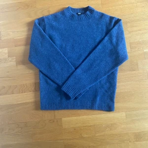 Blå stickad tröja från Uniqlo - Blå stickad tröja från Uniqlo med rund halsringning. Sällan använd och skönt stretchigt material. 