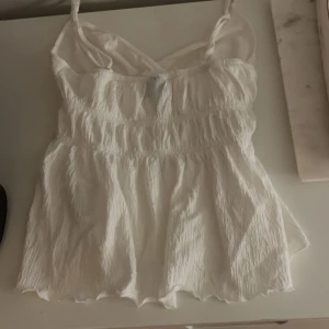 Topp från fina tricot  - Fint linne/topp ifrån Gina tricot. Den är använd endast en gång så den är i bra skick.