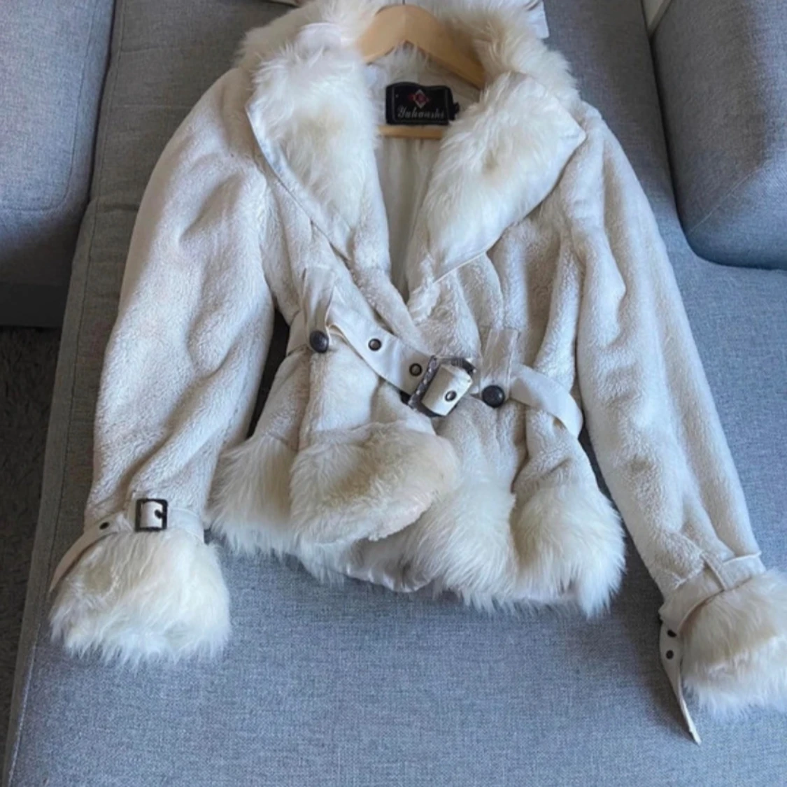 Vit pälsjacka med bälte från  - 1