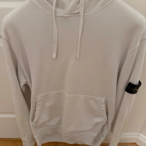 Vit hoodie från Stone Island - Storlek XL, köpt för 3500 men säljer den för 1999, priset är ej hugget i sten