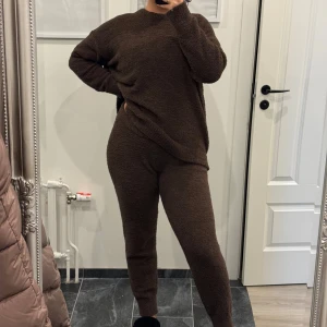 Brun fluffig set - Mysig brun set i fluffigt material med avslappnad passform. Perfekt för kalla dagar när du vill vara extra bekväm. 