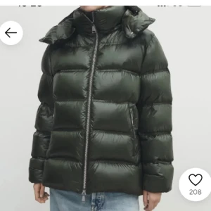 Byte på denna jacka från Storlek S till Xs - Skulle gärna vilja byta denna jackan till en Xs, då min inte passar mig. Om någon är intresserad eller har denna gröna massimodutti jackan i storlek Xs hör gärna av dig om du vill byta till en likadan i S. 