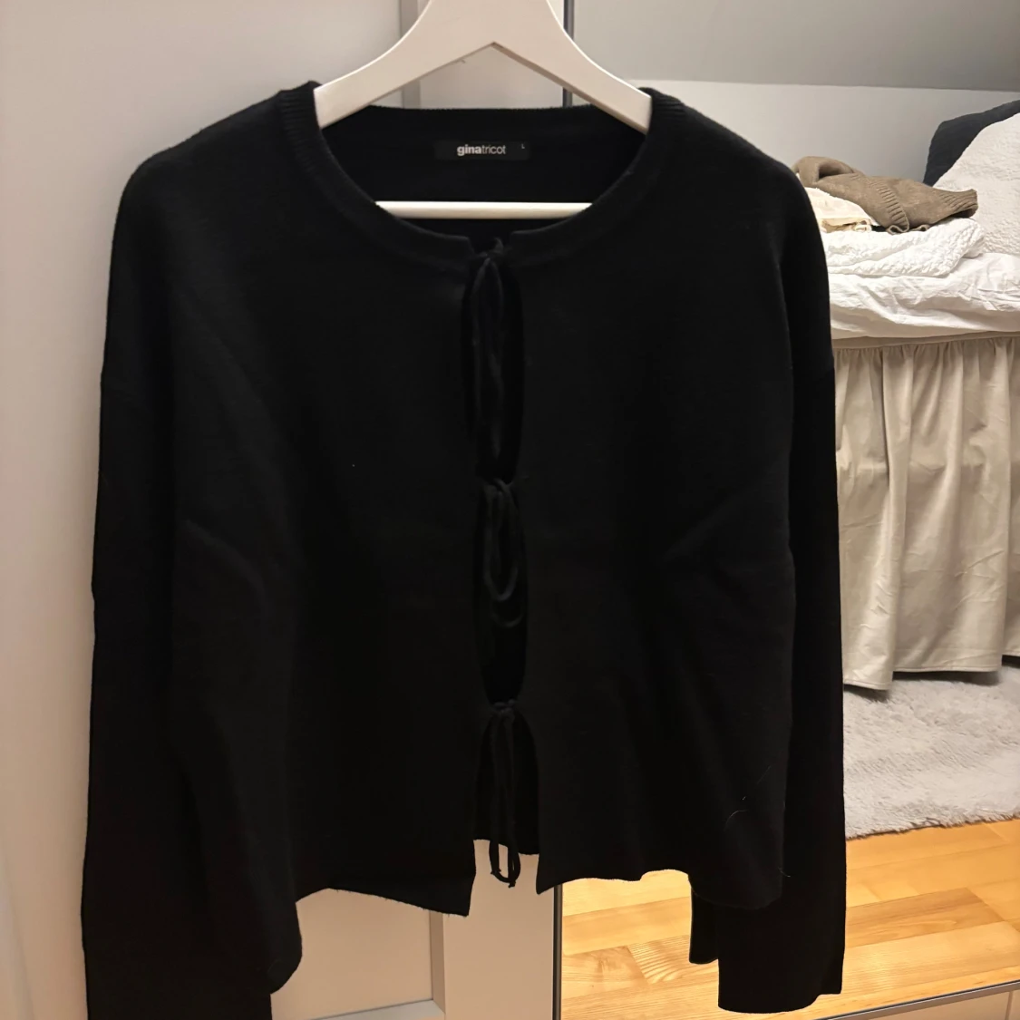 Svart kofta med snörning från Gina Tricot - 1