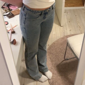 Lågmidjade jeans - Säljer Low waist jeans från Madlady då jag inte använder dem så mycket. De är raka i modellen och väldigt långa. De är i nyskick men få slitningar längst ned då de är långa. Köpta för 699 men säljer för 200.