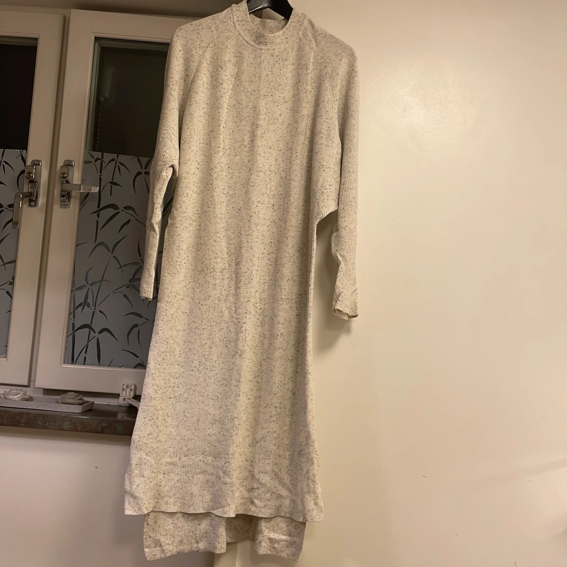 Ljusbeige lång stickad klänning Pull&Bear - 1