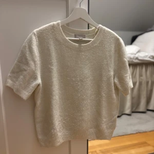 Krämvit stickad kortärmad tröja - Superfin, flitigt använd & nopprig därav priset💞
