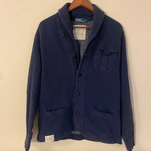 Blå overshirt från Polo Ralph Lauren - Snygg mörkblå vintage overshirt från Polo Ralph Lauren. Tidlös, välgjord och perfekt som mellanlager året runt. Bra skick, normal passform, skön insida.