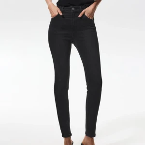 Svarta skinny jeans med hög midja. Från Pull&bear - Snygga svarta skinny jeans med hög midja och klassisk femficksdesign. Jeansen har en tight passform hela vägen ner och är tillverkade i stretchigt jeansmaterial för en bekväm känsla. Perfekta att matcha med en enkel t-shirt eller hoodie. Aldrig använt.