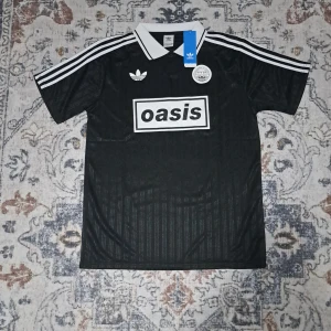 Live oasis 25 tröja - Live oasis 25 tröja utan nummer 25 där bak.Size L