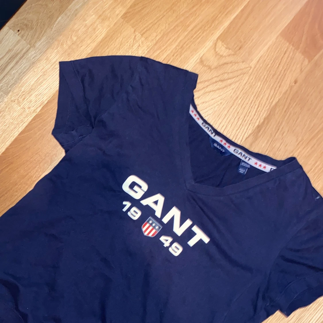 Mörkblå GANT t-shirt med v-ringning - 1