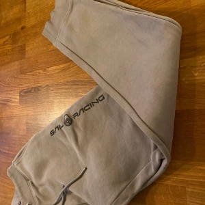 Beiga mjukisbyxir  - Säljer min brors mjukisbyxor då han växt ut de💕säljer en hoodie i samma set separat