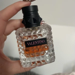 Valentino born in Roma Donna Eau de Parfum (parfym) - Ungefär hälften kvar se bild 