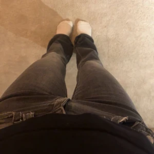 Svarta/mörkgrå bootcut jeans  - Säljer dessa svarta/mörkgrå bootcut jeansen som är endast använda fåtal gånger. De är i storlek 158 från Gina Young men är väldigt långa, för långa för mig som är 162 och väldigt stretchiga!