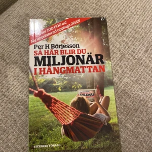 Så här blir du miljonär i hängmattan - Vill du lära dig smarta knep för att bli ekonomiskt oberoende? Den här boken ger dig enkla tips om hur du kan bygga din förmögenhet på ett avslappnat sätt. Perfekt för unga vuxna som vill ta kontroll över sin ekonomi och framtid!