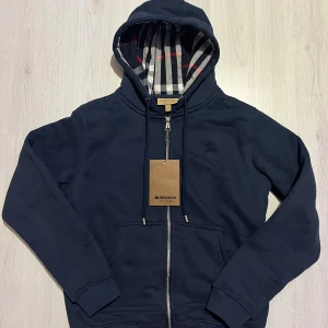 Blå Burberry kofta  - Tjena säljer en väldigt snygg Burrbery kofta nu som passar alla stilar allt från grish till Stockholm stil, den passar med alla slags jeans och är en ovanlig färg av Burrbery kofta som många inte har därför är den specliel så du vill sticka ut med denna snygga tröja kontakta mig så kan vi diskutera om nått 😊