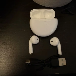 Trådlösa hörlurar (med laddsladd) - Väldigt nya trådlösa hörlurar som är använda 1 gång. Minimalt till inget slitage och bra ljud