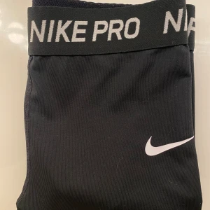 Svarta Nike Pro träningsshorts - Nike Pro Dri-FIT tights pyttelitet hål på knäet men inget man tänker på