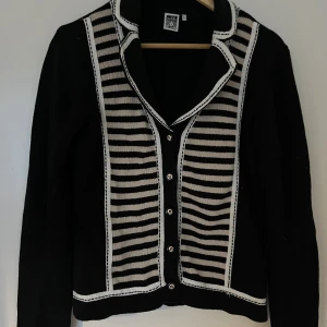 Tjock kofta - Starkare färg i verkligheten 🖤