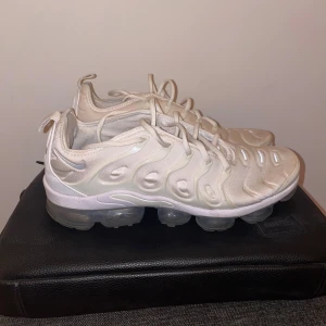 Vita Nike Vapormax  - Skick 9/10. Storlek 45