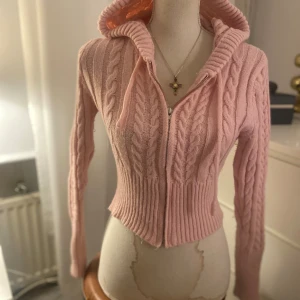 Rosa stickad zip up hoodie  - Super gullig och bekväm stickad rosa jacka/hoodie/tröja nästan helt oanvänd. Köpt second hand (helt oanvänd från förra säljaren) och i mycket bra skick! Uppskattat i storlek S men rätt så ”figurformad” så passar även Xs och M. Skriv kring fler frågor eller bilder!🩷🩷