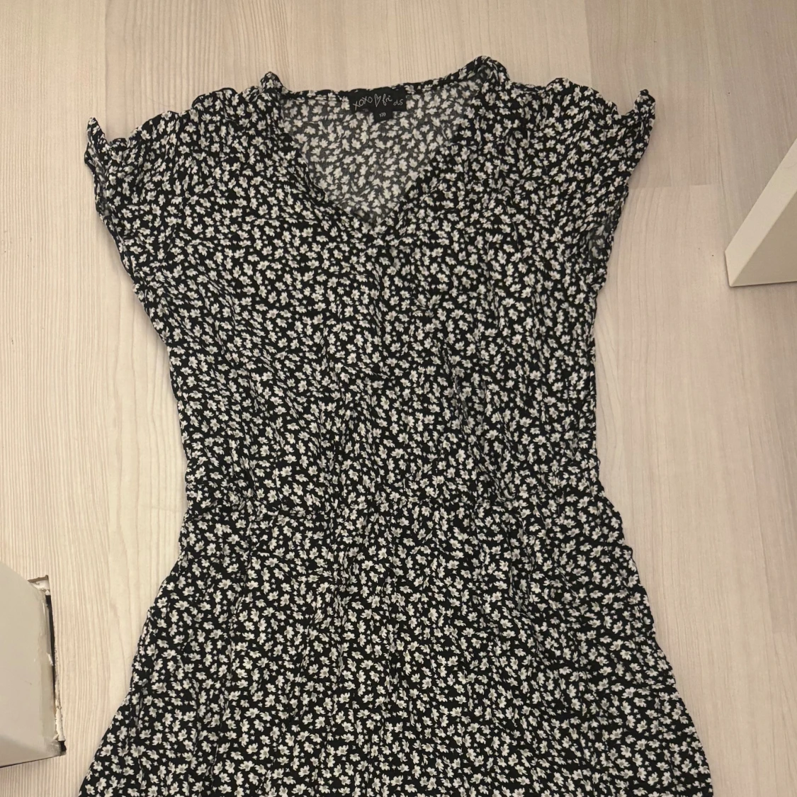 Svart blommig kortklänning