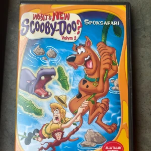 What’s new Scooby doo volym 2 - Barndom i dvdform!    Finns på språk: Svenska, Engelska, Tyska, Grekiska.  OBS!! skivorna är begagnade så det kan förekomma repor/hairlines på skivorna, men då jag kollar igenom alla filmer jag säljer garanterar jag att alla funkar felfritt om inget annat står! :)