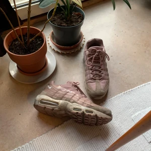 Nike air max 95 - Säljer dessa fina skor då de är förstora för mig (har 39). Använda men bra skick. Sulan är inte så sliten osv. Storlek 40