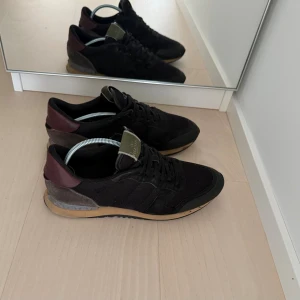 Valentino Rockrunner sneakers svart - Svarta Valentino Rockrunner sneakers riktigt feta tar byten box medföljer ej i detta pris