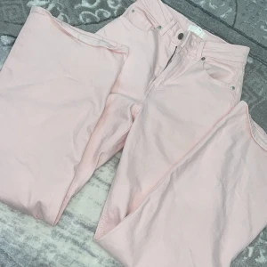 Rosa straight leg jeans - Säljer mina söta baby rosa straight leg jeans, köptes från H&M förra året på sommaren och har haft på mig de bara en gång, köptes för ungefär 300 något sånt
