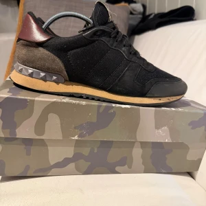 Valentino Rockrunner svarta sneakers - Svarta Valentino Rockrunner riktigt feta perfekt nu i höst och vinter  går ner i pris snabb affär tar byten 