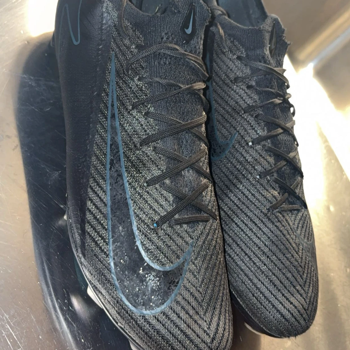 Nike svarta fotbollsskor med mönster - 1