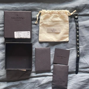 Valentino armband  - Jättefint valentino armband, såklart äkta. Har box, dustbag och alla andra tillhörigheter som ses på bilderna 😀.