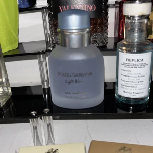 Dolce & Gabbana Light Blue Intense - Fräsch och modern parfym från Dolce & Gabbana. Light Blue Eau Intense Pour Homme är populär bland unga och har en stilren flaska. Perfekt för dig som vill sticka ut med en ikonisk doft. Endast testad 