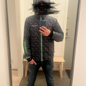 Everest jacka - Säljer en svart vindjacka från Everest i bra skick| Perfekt till vintern skriv vid funderingar|