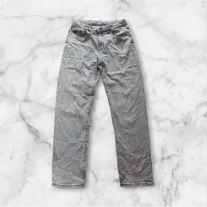 Baggy ljusgrå jeans från LAB Industries - Säljer ett par baggy jeans från LAB Industries i ljusgrå tvätt. Modellen är loose fit med raka ben och klassiska fem fickor. Jeansen har en snygg läderpatch baktill i midjan och tydliga sömmar. Perfekt för dig som gillar avslappnad stil. Nypris 399kr: Mitt pris 199kr!