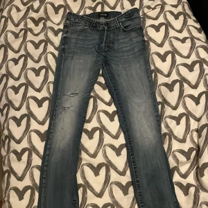 Jack and jones jeans - Säljer ett feta par jack and jones jeans med små slitningar på låret och snygg tvätt. Passar om due mellan 170-180!