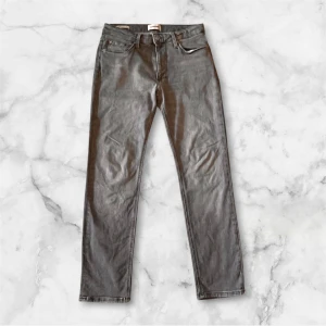 Grå jeans från Jack & Jones, regular fit - Snygga grå jeans från Jack & Jones i regular fit med klassisk femficksdesign och knappstängning. Jeansen har raka ben och är tillverkade i bomull med en lätt tvättad look. Perfekt för dig som gillar stilrena och enkla jeans med en modern touch. Nypris 899kr: Mitt pris 449kr